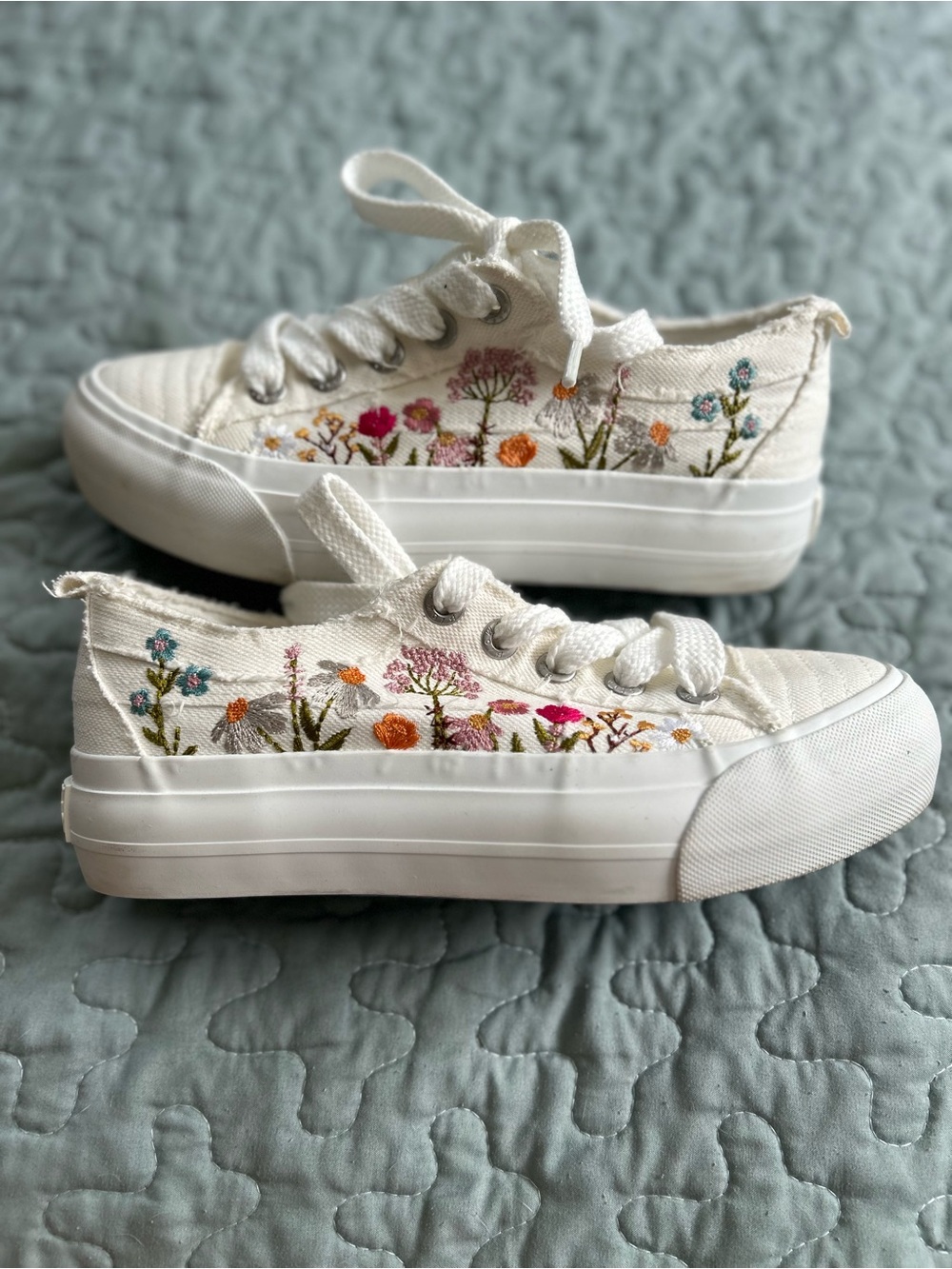 Blowfish Cream Canvas Low-Top Sneakers - Sand Dollar Bee